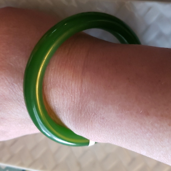 Solid Green Jade Bangle - Picture 4 of 8